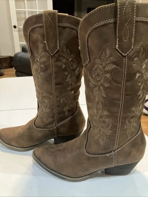 Bota Western para mujer Rampage con costuras florales en gamuza sintética.  Talla 6.  Usado en excelente estado Foto 1 de 4