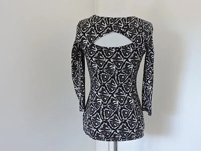 GUESS BLACK MULTI PRINT 3/4 SLEEVE STRETCH CUT OUT BACK TOP SZ S Foto 1 de 4