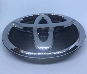 TOYOTA YARIS OEM FRONT EMBLEMS 75301-52080 FITS YARIS SEDAN 2007-2014 - Picture 1 of 3
