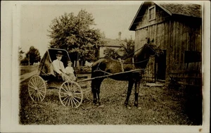 RPPC Hombre eduardiano niño bombín sombrero pequeño caballo tirado carruaje 1904-18 foto PC - Imagen 1 de 2