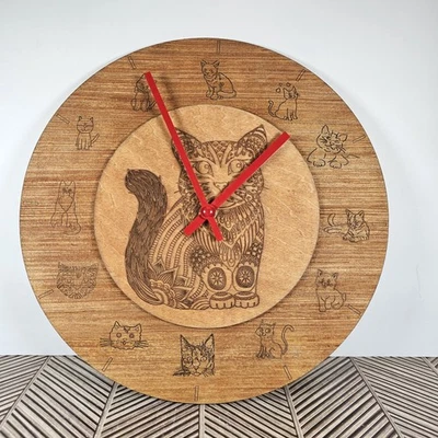 Reloj de Pared Gato Madera Grabado Láser Hecho a Mano Acabado Natural Manecillas Rojas Foto 1 de 4