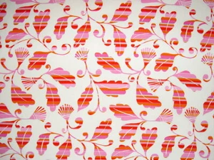 Scrolling Blätter in rot orange und pink auf weiß Fat Quarter CSHLEA04495 - Bild 1 von 1
