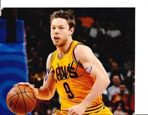 CLEVELAND CAVALIERS MATTHEW DELLAVEDOVA SIGNED BRINGING BALL UP 8X10 - Picture 1 of 1