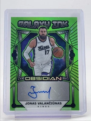 JONAS VALANCIUNAS 2024-25 OBSIDIAN GALAXY INK GREEN FLOOD AUTO /25 Q4856 - Image 1 of 2