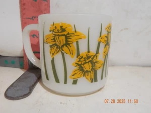 Federal Glass milk glass Daffodils decorated mug - No damage - Picture 1 of 2