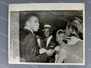 MUHAMMAD ALI Boxlegende Champ Candid 1965 Original Pressefoto - Bild 1 von 3