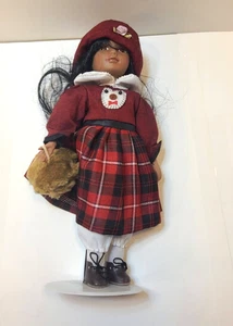 Sammlerstück Vintage Porzellan Puppe - schwarze Puppe in klassischer Schuluniform - Bild 1 von 23