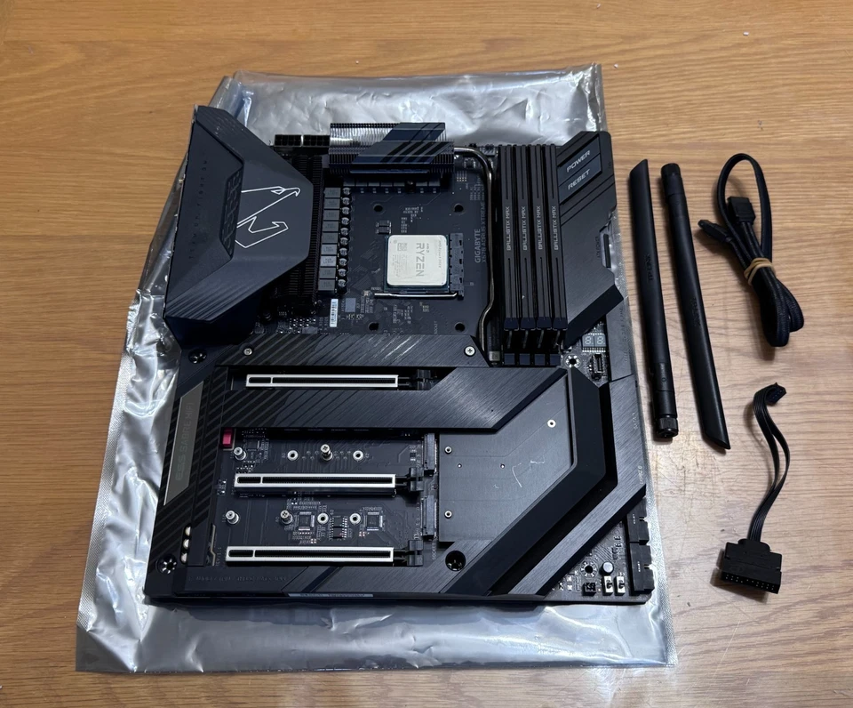 Gigabyte X570 AORUS XTREME Motherboard AM4 / 10GbE LAN / WiFI AX E-ATX - Image 1 of 4