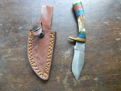 Cuchillo desollador de caza de acero Damasco de 6" mango de asta de ciervo con funda de cuero Foto 1 de 4