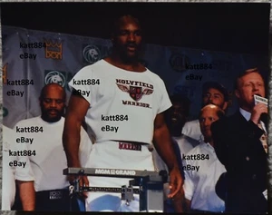 ORIGINAL FARBFOTO 1997 EVANDER HOLYFIELD WIEGEN IN TYSON HOLYFIELD 2 MGM - Bild 1 von 1