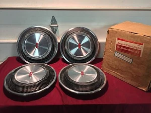 NOS 69-71 OLDSMOBILE 14"  DELUXE HUBCAPS / WHEELCOVERS GM 983193 CUTLASS  - Picture 1 of 1
