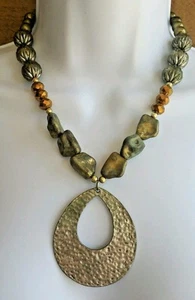 VINTAGE METALL KRISTALL STEIN GEHÄMMERT STATEMENT HALSKETTE 20" EINZIGARTIG ALT - Bild 1 von 3