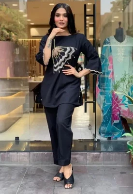 Conjunto de cordón Kurta de algodón puro bordado negro diseñador indio Kurti con conjunto de pantalones Foto 1 de 4