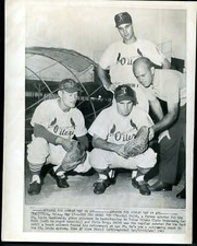 Minor League baseball Photo 1963 of Tulsa Oilers Hal Smith Catching Tips