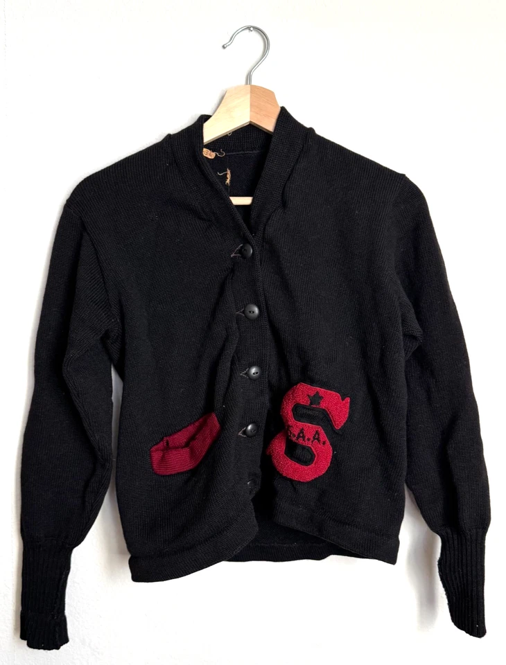 Cárdigan Letterman negro vintage “S” G.A.A. "Parche reparación dañado 18x19""" Foto 1 de 4