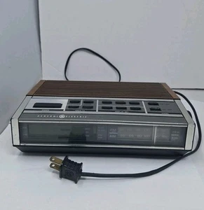 Vintage GE General Electric 7-4638A Woodgrain Digital Alarm Clock Radio AM/FM - Picture 1 of 7
