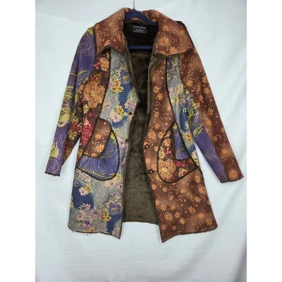 Chaqueta Abrigo Forrada de Piel Sintética Floral Patchwork Sacred Threads M/L Boho, Hippie Foto 1 de 4
