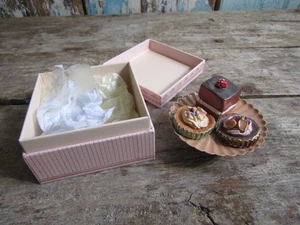 Mini soporte para pasteles y pasteles Maileg decorado a mano en caja Maileg ratón conejo accesorio - Imagen 1 de 6