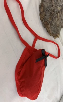 Culotte de pose rouge de gentleman avec un noeud noir cousu main au-dessus de son frein  - Photo 1/4