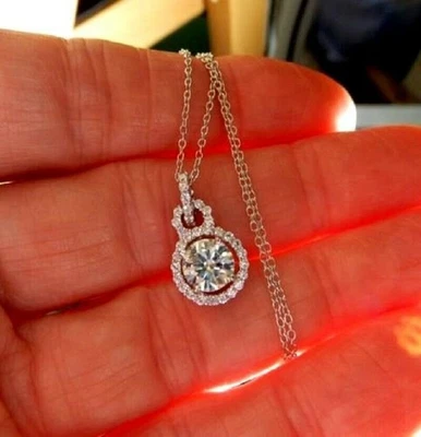 Colgante para mujer de diamantes creados en laboratorio de corte redondo de 2 quilates enchapado en oro blanco de 14 quilates Foto 1 de 4