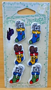 Trenas Schmuck 6 Keramikknöpfe Kätzchen Katzen in Weihnachtsstrümpfen Vintage Neu mit Etikett - Bild 1 von 3
