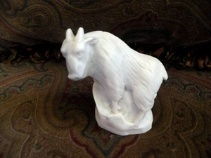 VINTAGE MARBLE LIKE RESIN MOUNTAIN GOAT FIGURINE 3" TALL HAS A SLIGHT SHEEN - Picture 1 of 10