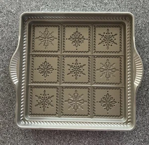 Sartén para galletas Nordic Ware English Shortbread SNOWFLAKE 9X9" - Imagen 1 de 3