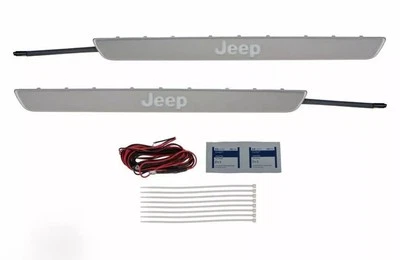 Protetores de soleira de porta iluminados Jeep Grand Cherokee 2011-2022 Mopar (82212120) - Imagem 1 de 4
