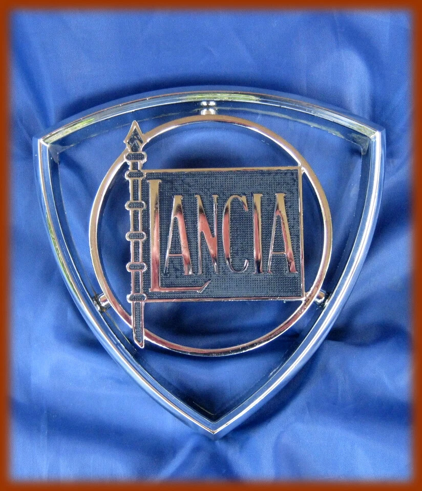 LANCIA FLAMINIA SEDAN / COUPE - Middle Grille - Image 1 of 1