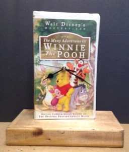 The Many Adventures of Winnie the Pooh VHS Clamshell Clock - Bild 1 von 3
