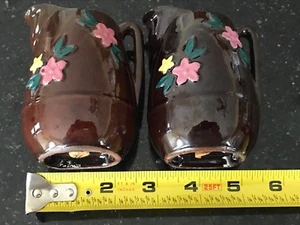 Seltener Vintage brauner Krug Salz und Pfefferstreuer Blumen verziert Wasserkrug Japan - Bild 1 von 9