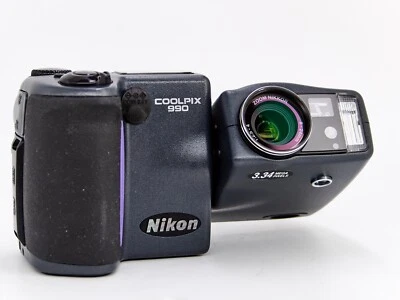 NIKON COOLPIX 990 3.34MP Swivel Digital Camera w/ Sandisk 4GB Extreme Card  USED - Image 1 of 4