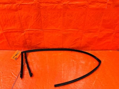 92-96 HONDA PRELUDE - PASSENGER RIGHT FRONT WINDOW GLASS RUN CHANNEL - OEM 273 - Image 1 of 4