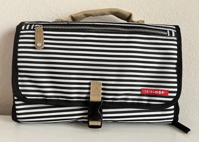 Estação de troca e embreagem de fraldas Skip Hop Pronto bebê preto/branco - Imagem 1 de 4
