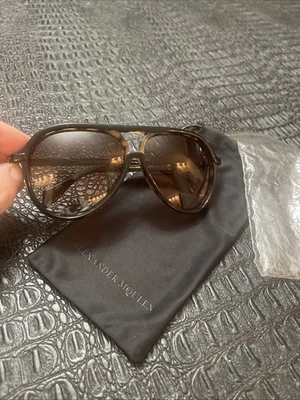 Gafas de sol Alexander MQueen doradas con calavera AM0020S 004 59 12 135 monturas de ojos de tigre Foto 1 de 4