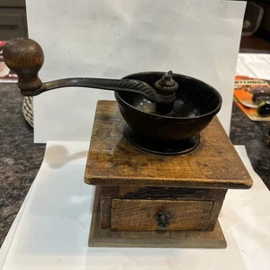 Molinillo de café manual antiguo de metal y madera con esquinas de chapa - Imagen 1 de 10