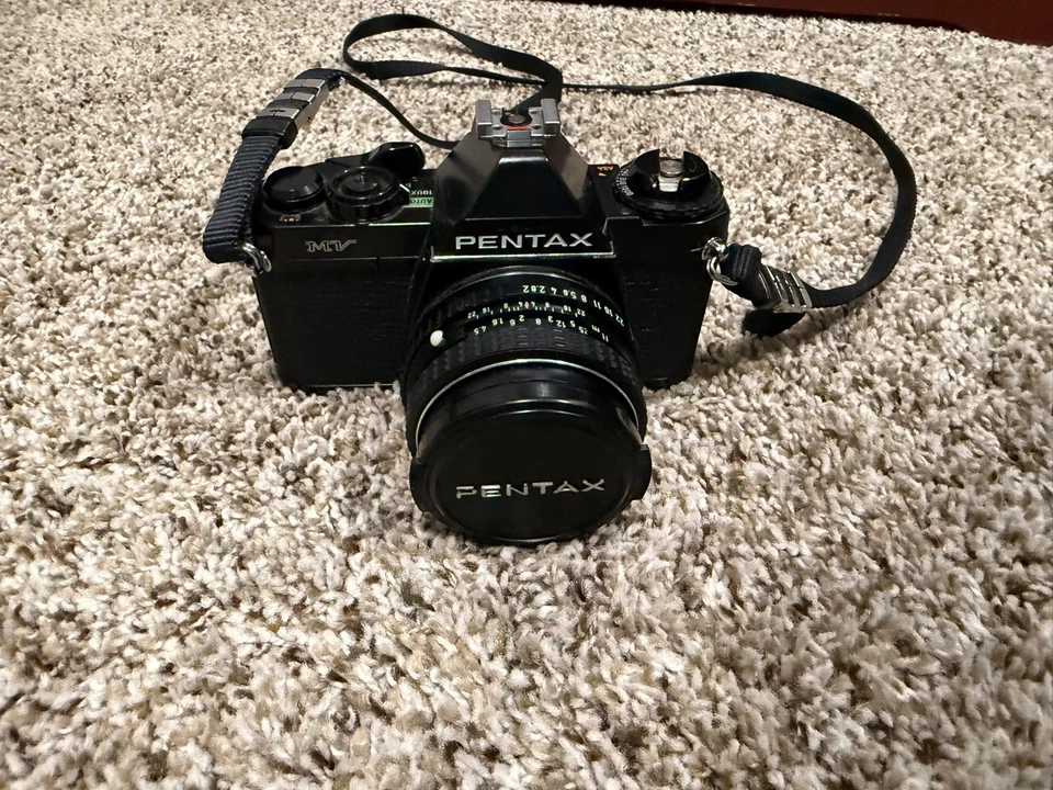 Cámara SLR Pentax MV 35mm con Lente 50mm 1:2 2 lentes extra y estuche.   Foto 1 de 4