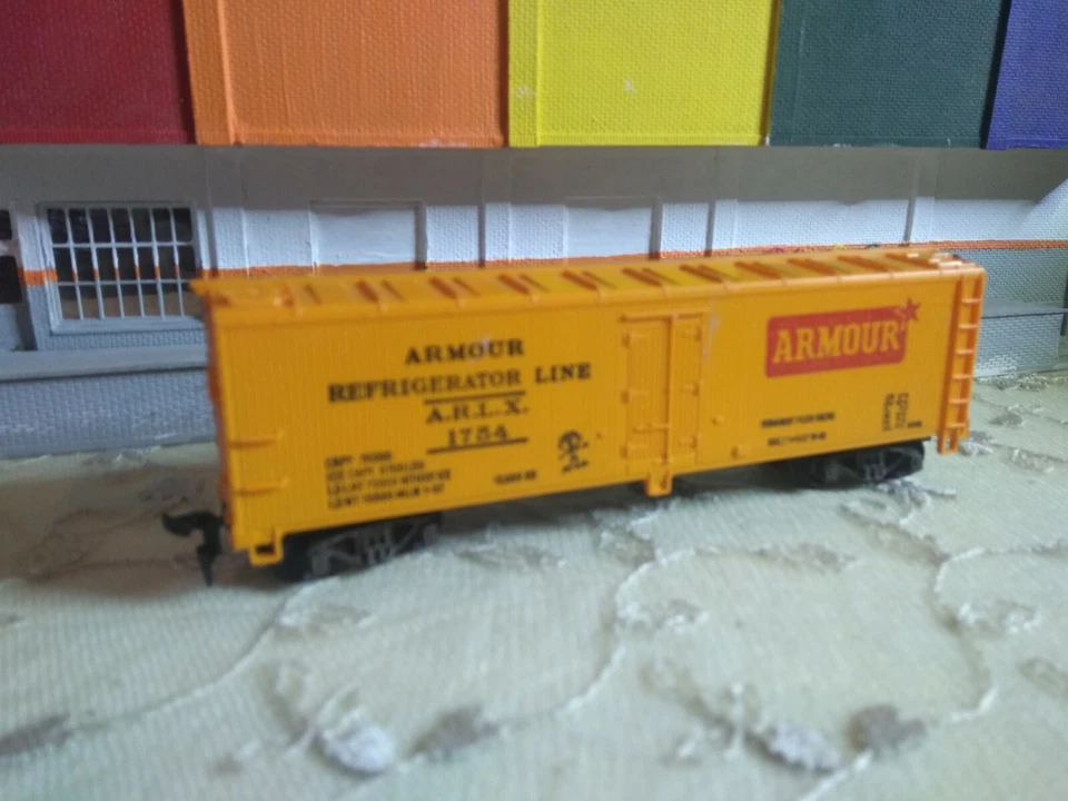 V8 HO Scale Train Car REEFER ARMOUR REFRIGERATOR LINE ARLX 1654 HORN HOOK COUPLE - Image 1 of 1