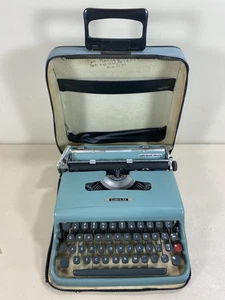 Underwood Olivetti Lettera 22 Made in Italy Manual Portable Typewriter - Picture 1 of 20