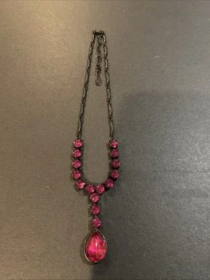 Collar colgante lágrima facetada cuelga diamantes de imitación rojos Robert Rose Foto 1 de 4