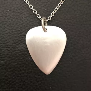 CIONDOLO E CATENA PER CHITARRA SEMPLICE ARGENTO STERLING MJG. - Foto 1 di 2