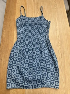 H&M Dress Size 10 Blue Floral Flower Print Lightweight Denim Stretch Style - Picture 1 of 4