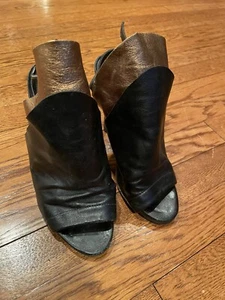 Great Schutz Gold Black High Heel Leather Booties Sz US 8B EU 39 Peekaboo Toe - Picture 1 of 7