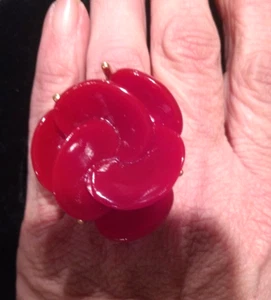 Oscar De La Renta large molded red resin flower Ring - Picture 1 of 3