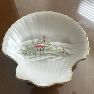 Shell Trinket Dish W/Church Snow Scene - Porcelain Clam - Picture 1 of 3