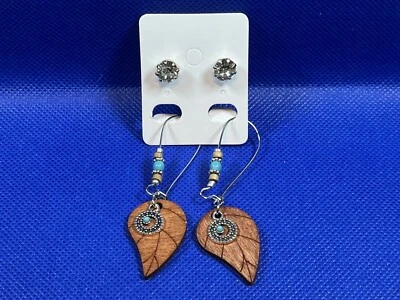 Juego de aretes colgantes y circonitas cúbicas con cuentas de pluma de hoja turquesa Foto 1 de 3