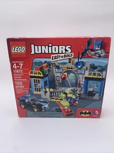LEGO Juniors: Batman: Difendi la Batcaverna (10672) NUOVO SIGILLATO Scatola Usura - Vedi Foto - Foto 1 di 9