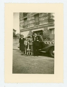 FOTO SCHNAPPSCHUSS, eine Gruppe vor einem Oldtimer old car auto - Bild 1 von 2