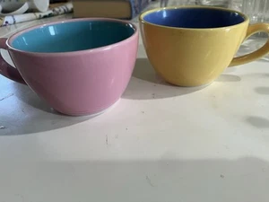 Juego de 2 tazas de café planas Lindt Stymeist COLORWAYS amarillo/azul y rosa/aqua COMO NUEVO - Imagen 1 de 3