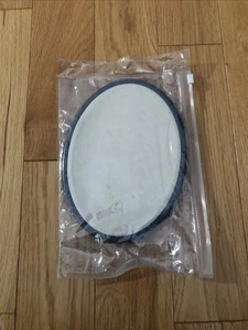Tapiz bordado ovalado en blanco marco azul 8 pulgadas de alto 5,5 pulgadas de ancho - Imagen 1 de 5